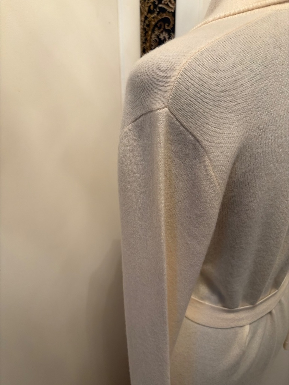 100% Cashmere Neiman Marcus Cream Belted Knit Robe - Picture 12 of 14